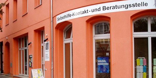 Bild: Aussenansicht der Selbsthilfe- Kontakt- und Beratungsstelle Mitte, orangefarbene Front