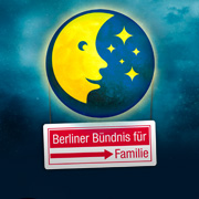 Bild: Logo Familiennacht - der Mond mit einem Gesicht und Sternen, darum hängt ein Schild mit dem Schriftzug Berliner Bündnis für Familie