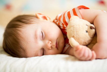 Bild: schlafendes Kind mit Teddybär unterm Arm