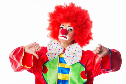 Bild: Clown zeigt Mundwinkel und Daumen nach unten
