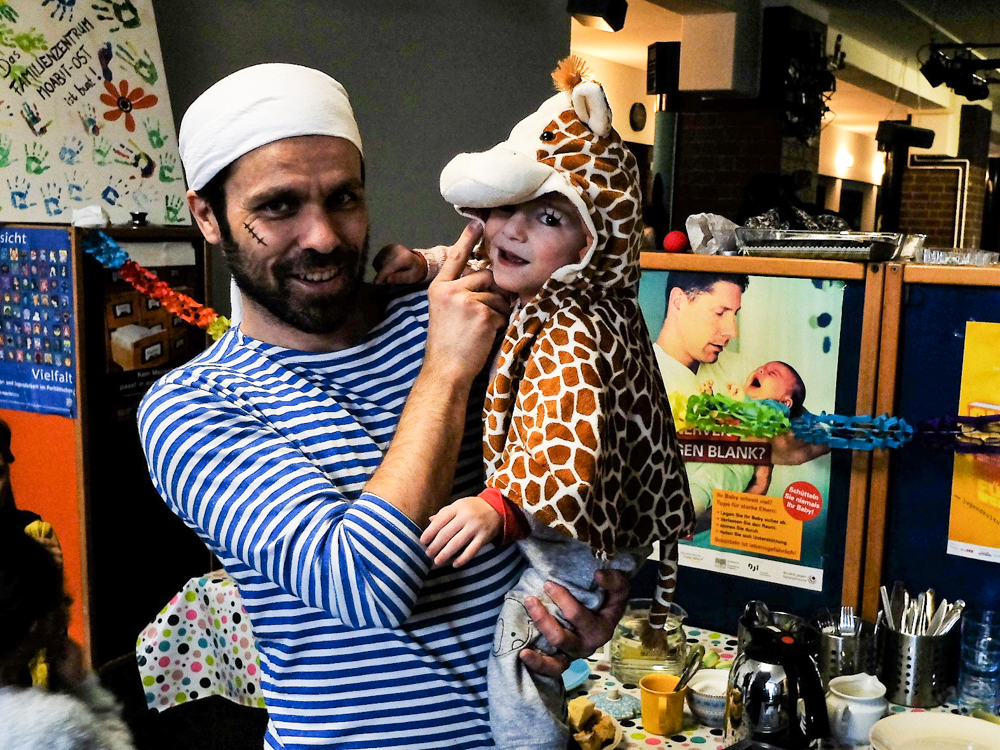 Foto: Seeräuber-Papa mit Giraffe-Kind auf dem Arm