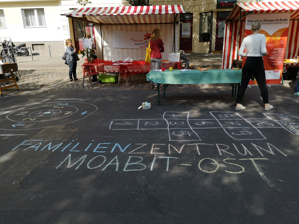 Foto: Straße´mit Kreidezeichnung. FZM-Stand im Hintergrund.