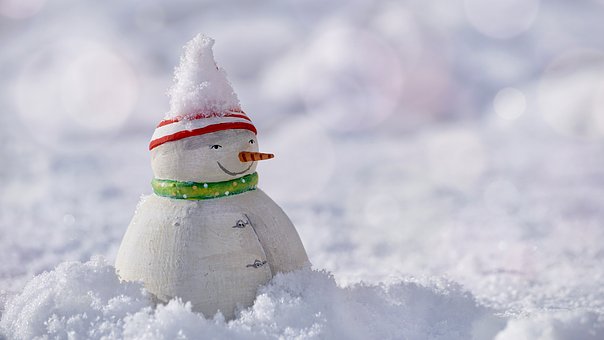 Foto: ein selbst gebastelter Schneemann steckt im Schnee