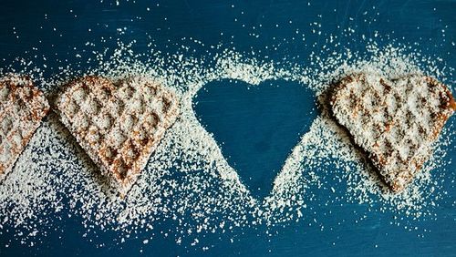 Foto: 3 Waffeln mit Puderzucker überstreut, dazwischen nur ein Leerplatz