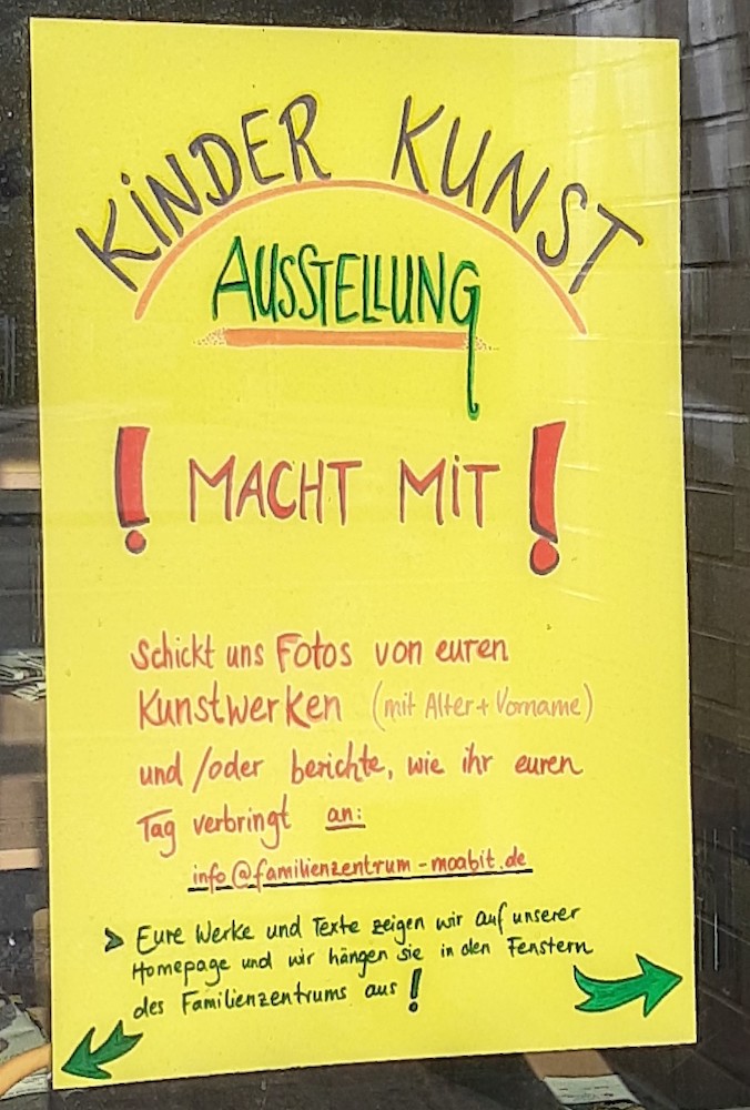 Foto: gelbes Plakat mit dem Schriftzug Kinder Kunst Ausstellung