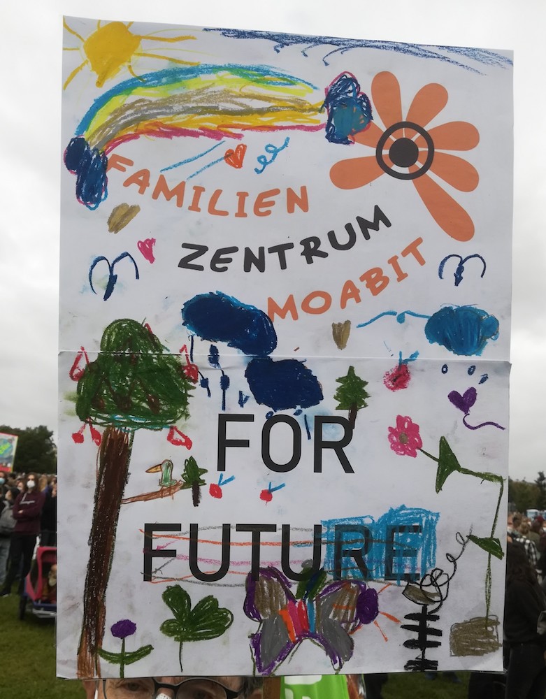 Foto: Ein Plakat auf einer Demo mit der Aufschrift Familienzentrum Moabit Ost for Future dazu Kindermalerein